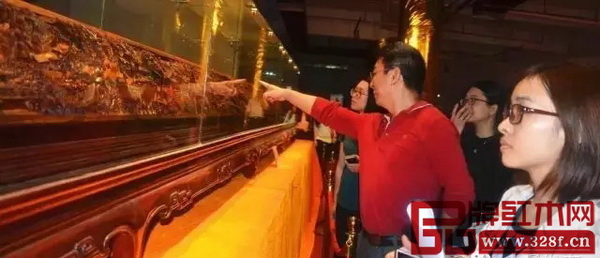 采風(fēng)團(tuán)欣賞國之瑰寶珍稀紅木雕刻作品