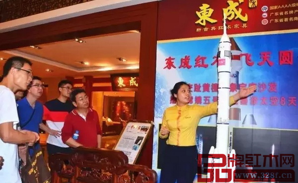 采風(fēng)團(tuán)到東成紅木進(jìn)行參觀采風(fēng)走訪