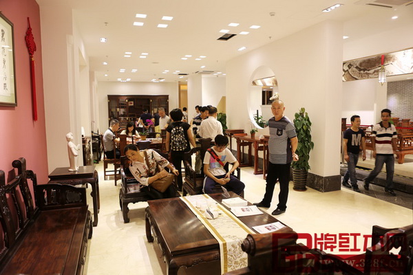 五一小長假期間南枝紅紅木旗艦店內人潮不斷 五一小長假期間南枝紅紅木旗艦店內人潮不斷
