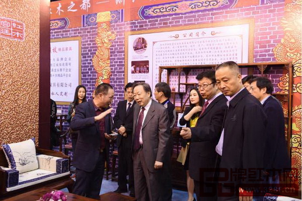 政府領導、行業學者、專家參觀了御乾堂展廳 政府領導、行業學者、專家參觀了御乾堂展廳