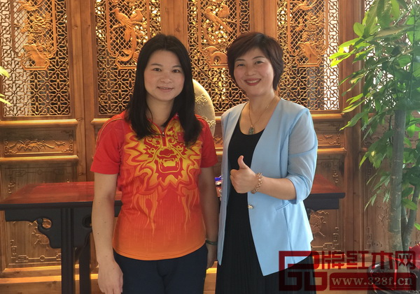 瑞昇家居、瑞杰文化總經(jīng)理饒穎（右）與奧運(yùn)會舉重冠軍陳小敏合影