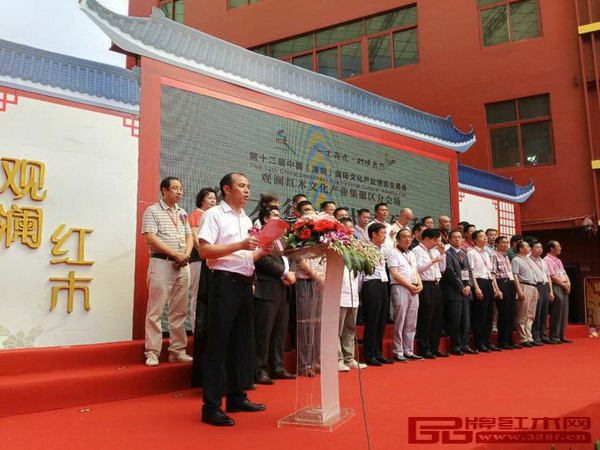 深圳市紅木文化藝術(shù)協(xié)會(huì)常務(wù)副會(huì)長(zhǎng)、萬(wàn)盛宇紅木董事長(zhǎng)蔣楨全在講話中指出深圳文博會(huì)對(duì)于觀瀾紅木產(chǎn)業(yè)實(shí)現(xiàn)創(chuàng)新驅(qū)動(dòng)發(fā)展的重要意義 深圳市紅木文化藝術(shù)協(xié)會(huì)常務(wù)副會(huì)長(zhǎng)、萬(wàn)盛宇紅木董事長(zhǎng)蔣楨全在講話中指出深圳文博會(huì)對(duì)于觀瀾紅木產(chǎn)業(yè)實(shí)現(xiàn)創(chuàng)新驅(qū)動(dòng)發(fā)展的重要意義