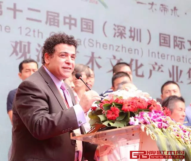 中國(guó)-阿拉伯商會(huì)會(huì)長(zhǎng)大海富有激情的講話感染了所有嘉賓,現(xiàn)場(chǎng)不時(shí)響起了雷鳴般的掌聲 中國(guó)-阿拉伯商會(huì)會(huì)長(zhǎng)大海富有激情的講話感染了所有嘉賓,現(xiàn)場(chǎng)不時(shí)響起了雷鳴般的掌聲