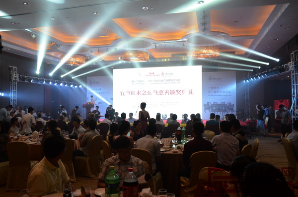 “宜雅紅木之夜”暨2016深圳文博會(huì)紅木分會(huì)場慈善頒獎(jiǎng)典禮在深圳觀瀾格蘭云天酒店圓滿舉行 “宜雅紅木之夜”暨2016深圳文博會(huì)紅木分會(huì)場慈善頒獎(jiǎng)典禮在深圳觀瀾格蘭云天酒店圓滿舉行