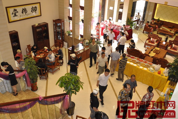 開館儀式結(jié)束后，嘉賓們參觀唐明居健康家居館