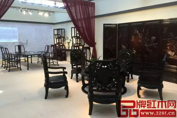 泰和園藝術紅木家具以其獨特魅力吸引著許多人
