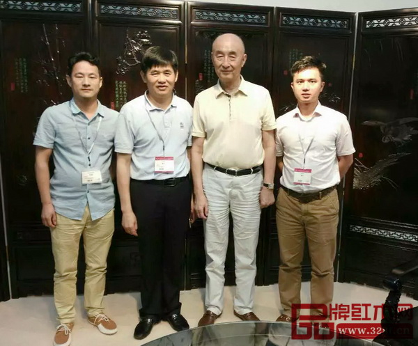 大涌鎮黨委委員謝巧明(左二),全聯藝術紅木家具專委會執行會長、弘木傳媒CEO林偉華(右一)蒞臨泰和園展館參觀,與泰和園董事長邵湘文(右二)合影留念 大涌鎮黨委委員謝巧明(左二),全聯藝術紅木家具專委會執行會長、弘木傳媒CEO林偉華(右一)蒞臨泰和園展館參觀,與泰和園董事長邵湘文(右二)合影留念