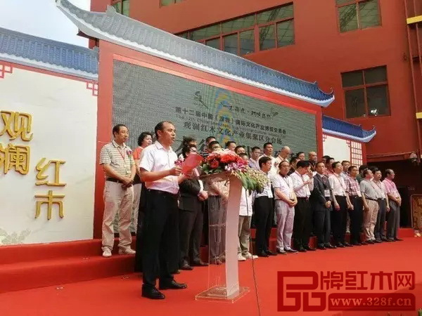 深圳市紅木文化藝術(shù)協(xié)會常務(wù)副會長、萬盛宇紅木董事長蔣楨全在講話中指出深圳文博會對于觀瀾紅木產(chǎn)業(yè)實現(xiàn)創(chuàng)新驅(qū)動發(fā)展的重要意義