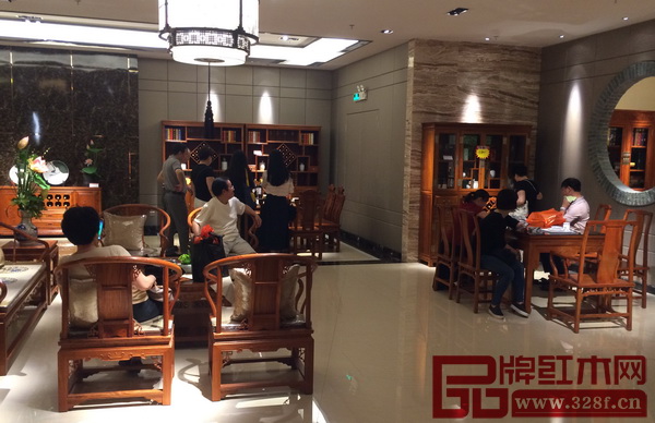 五一活動期間,位于紅博城一首層的天工雋品旗艦店,消費者進店率非常之高 五一活動期間,位于紅博城一首層的天工雋品旗艦店,消費者進店率非常之高