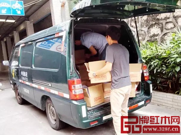 滿滿一車雜志,即將寄往全國各地 滿滿一車雜志,即將寄往全國各地