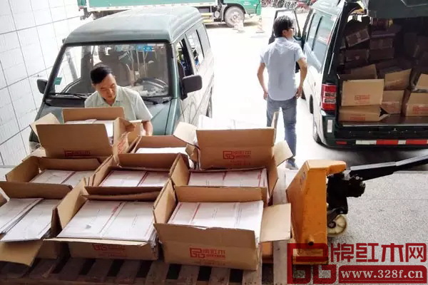 快遞小哥,辛苦了! 快遞小哥,辛苦了!