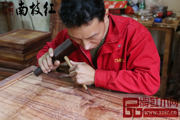 南枝紅紅木采用傳統的手工雕刻技藝賦予家具更多文化內涵 南枝紅紅木采用傳統的手工雕刻技藝賦予家具更多文化內涵