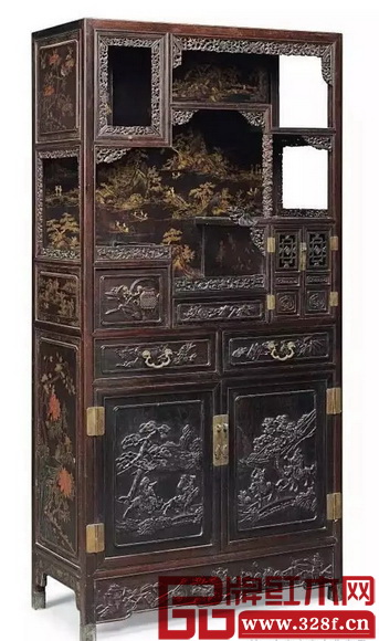 清十八/十九世紀(jì)的大漆描金紫檀及硬木多寶閣則拍出120100英磅的高價(jià) 清十八/十九世紀(jì)的大漆描金紫檀及硬木多寶閣則拍出120100英磅的高價(jià)