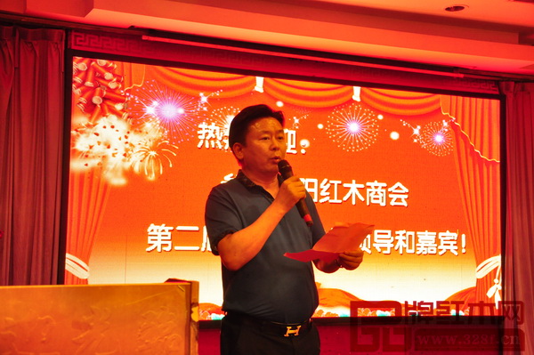 廣東東陽(yáng)商會(huì)秘書(shū)長(zhǎng)張振亞到場(chǎng)祝賀,并發(fā)表重要講話 廣東東陽(yáng)商會(huì)秘書(shū)長(zhǎng)張振亞到場(chǎng)祝賀,并發(fā)表重要講話