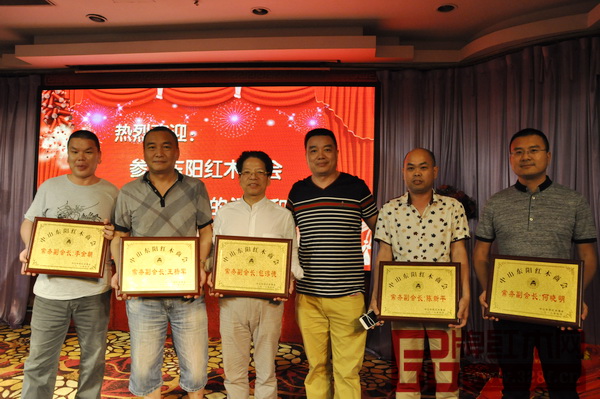 中山東陽(yáng)紅木商會(huì)常務(wù)副會(huì)長(zhǎng)合影留念 中山東陽(yáng)紅木商會(huì)常務(wù)副會(huì)長(zhǎng)合影留念