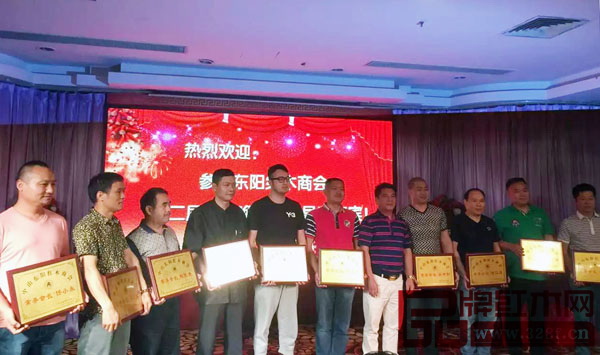 陳新豐會(huì)長(zhǎng)（左七）為中山東陽(yáng)紅木商會(huì)新一屆常務(wù)會(huì)長(zhǎng)頒發(fā)牌匾