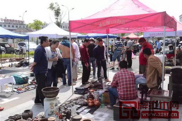東陽中國木雕城文玩早市吸引了許多愛好者駐足欣賞 東陽中國木雕城文玩早市吸引了許多愛好者駐足欣賞