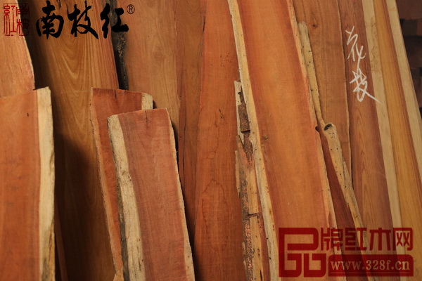 開好料的紅酸枝(巴里黃檀)木材正在等待進行烘干作業 開好料的紅酸枝(巴里黃檀)木材正在等待進行烘干作業