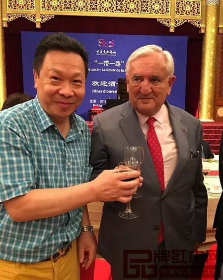 紅寶軒紅木董事長曹兆庭(左)與法國前總理拉法蘭合影 紅寶軒紅木董事長曹兆庭(左)與法國前總理拉法蘭合影
