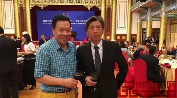 紅寶軒紅木董事長曹兆庭(左)與中央美術學院院長范迪安合影 紅寶軒紅木董事長曹兆庭(左)與中央美術學院院長范迪安合影