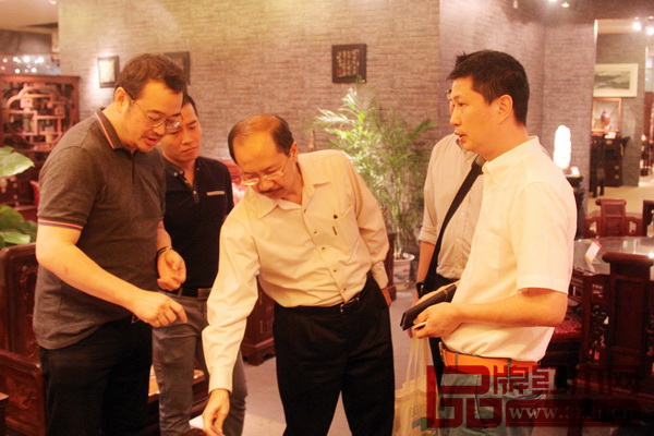 馬來西亞木材理事會首席執行官Abdul Rahim Haji Nik（中）盛贊紅古軒