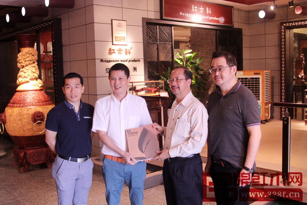 Dr Abdul Rahim向紅古軒總經理吳赤宇贈送精美圖冊