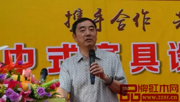 廣東省家具協會協會副會長兼秘書長張承志介紹本次設計沙龍情況 廣東省家具協會協會副會長兼秘書長張承志介紹本次設計沙龍情況