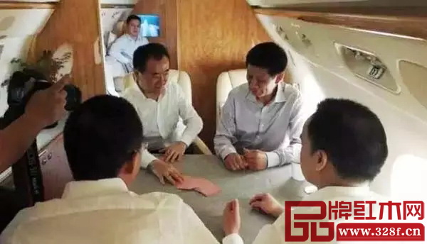 王健林和友人直播斗地主的私人飛機