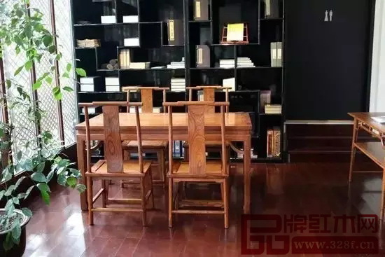 江南會會所內擺著一套價值500多萬的紫檀家具