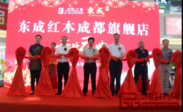 中國家具協會副理事長劉金良(右三)、華南農業大學教授李凱夫(右一)、東成紅木董事長張錫復(左三)、國家一級美術師陳承基(右二)、居然之家四川分公司總經理李衛東(左二)、東成紅木成都旗艦店總經理孫學宇(左一)出席剪彩儀式 中國家具協會副理事長劉金良(右三)、華南農業大學教授李凱夫(右一)、東成紅木董事長張錫復(左三)、國家一級美術師陳承基(右二)、居然之家四川分公司總經理李衛東(左二)、東成紅木成都旗艦店總經理孫學宇(左一)出席剪彩儀式
