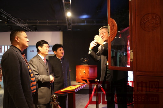 志成紅木董事長李正倫(左一)與總經理湯朝陽(右一)共同為中國家具協會理事長朱長嶺(左二)、大涌鎮黨委委員謝巧明(右二)介紹智能紅木家具 志成紅木董事長李正倫(左一)與總經理湯朝陽(右一)共同為中國家具協會理事長朱長嶺(左二)、大涌鎮黨委委員謝巧明(右二)介紹智能紅木家具