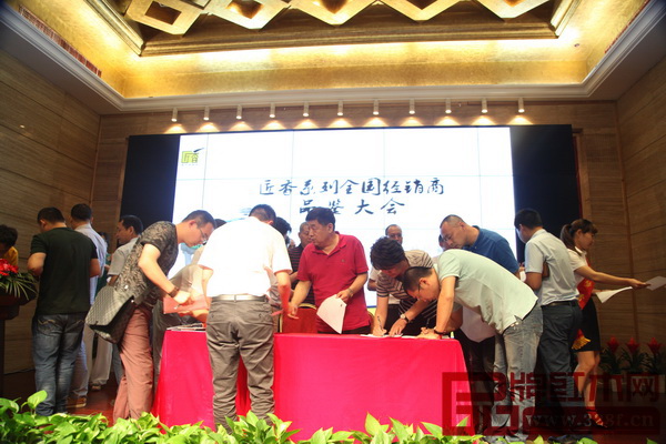 意向書簽約現場,諸位經銷商紛紛沖上臺,場面十分火爆 意向書簽約現場,諸位經銷商紛紛沖上臺,場面十分火爆