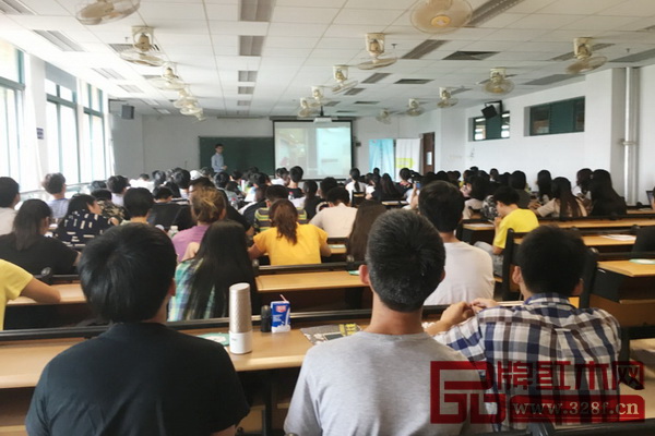 第八屆“紅古軒杯”新中式家具設計大賽推廣大會在華南理工大學召開 第八屆“紅古軒杯”新中式家具設計大賽推廣大會在華南理工大學召開