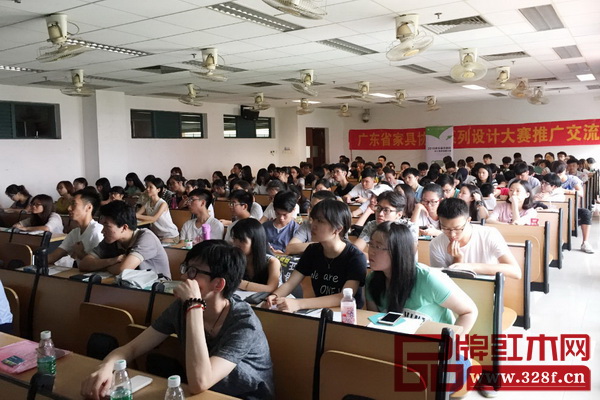 100多名藝術設計專業的學子參與了“紅古軒杯”推廣大會 100多名藝術設計專業的學子參與了“紅古軒杯”推廣大會