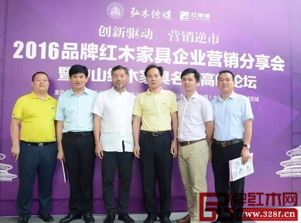 大涌鎮黨委書記黃紅全(右三)、大涌鎮黨委委員謝巧明(左二)、全聯藝術紅木家具專委會執行會長林偉華(右二)、紅博城董事長林孟禮(左三)、匠王紅木董事長李茂先(左一)、和坤堂紅木董事長廖志宏(右一) 大涌鎮黨委書記黃紅全(右三)、大涌鎮黨委委員謝巧明(左二)、全聯藝術紅木家具專委會執行會長林偉華(右二)、紅博城董事長林孟禮(左三)、匠王紅木董事長李茂先(左一)、和坤堂紅木董事長廖志宏(右一)