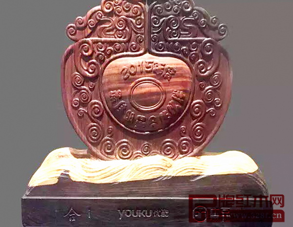 卓木王紅木為“最佳明星合作伙伴”獎設計制作的獎牌 卓木王紅木為“最佳明星合作伙伴”獎設計制作的獎牌
