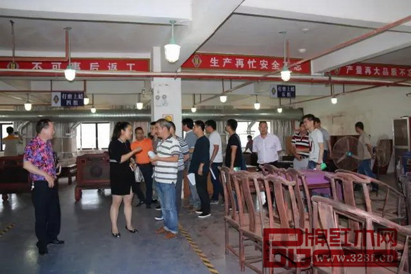御乾堂董事長(zhǎng)馬海軍帶領(lǐng)大家參觀生產(chǎn)車(chē)間 御乾堂董事長(zhǎng)馬海軍帶領(lǐng)大家參觀生產(chǎn)車(chē)間