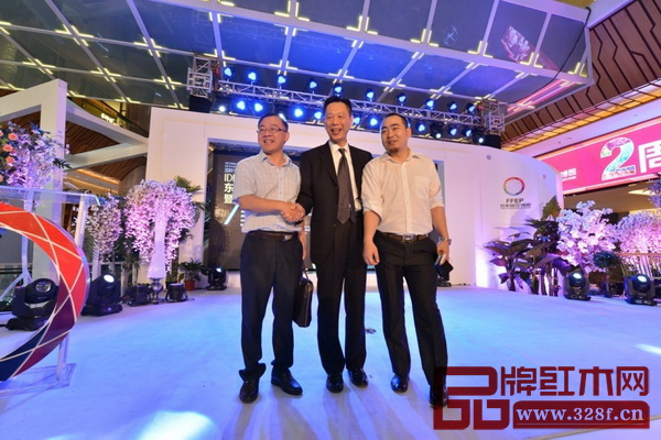 出席2016艾特獎東莞賽區啟動儀式的嘉賓們合影 出席2016艾特獎東莞賽區啟動儀式的嘉賓們合影