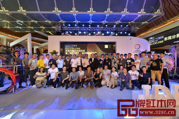 出席2016艾特獎東莞賽區啟動儀式的嘉賓們合影留念 出席2016艾特獎東莞賽區啟動儀式的嘉賓們合影留念