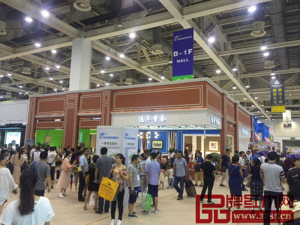 蘇州家具展首日人氣火爆,展館內人頭攢動 蘇州家具展首日人氣火爆,展館內人頭攢動