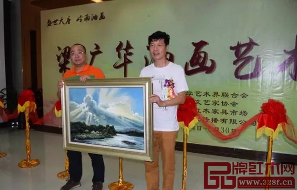 梁廣華贈予作品《財運到》給大唐紅木家具市場