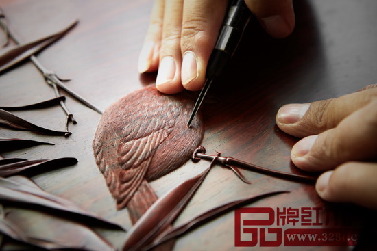 細(xì)致的雕刻是泰和園“絲翎檀雕”技藝的精髓所在