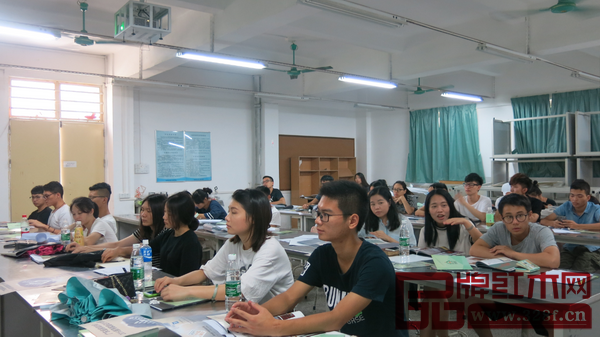 廣州仲愷農業工程學院學子們認真聽講 廣州仲愷農業工程學院學子們認真聽講