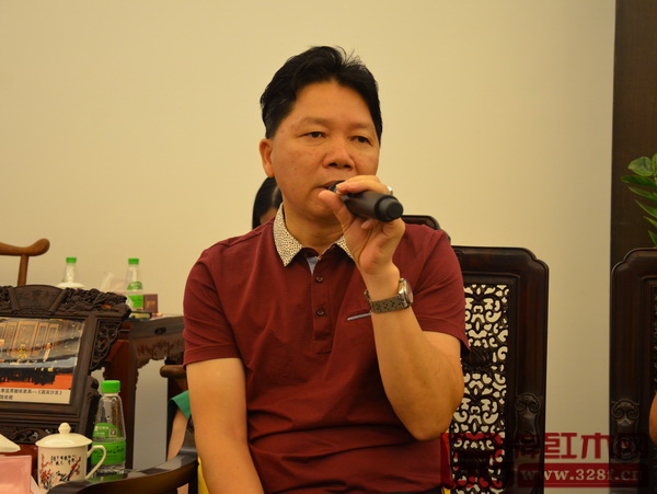 全聯藝術紅木家具專委會副主任、中山市順泰軒紅木董事長劉勝長作為企業代表發言 全聯藝術紅木家具專委會副主任、中山市順泰軒紅木董事長劉勝長作為企業代表發言
