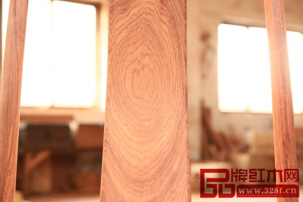 光素靠背板的橢圓形木紋完整且位置適中（區氏臻品供圖）.JPG