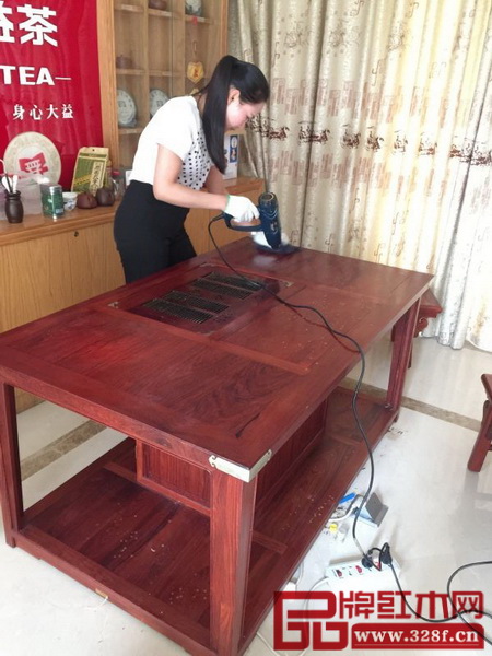 國(guó)壽紅木銷售員上門為客戶保養(yǎng)家具