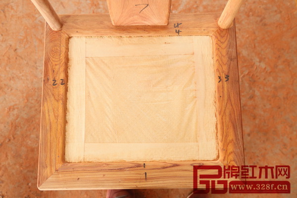區氏臻品非常注重木紋走向的一致性及組合部件紋理走向的流暢性。以壓藤椅面為例，在開料之時就會一一標注好同一塊方材開出的兩塊料，在壓邊的時候木紋要一一對應上才算完美。區氏臻品對這項工作是極其嚴厲的，因為工人失誤對不上的，都會進行相應的罰款，以警示工匠們要更仔細地對待每一個細節
