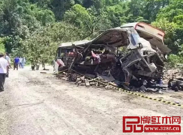 一輛從老撾開往越南的客車在老越邊境老撾一側發生爆炸，車上載滿準備非法出口到越南的花梨木材