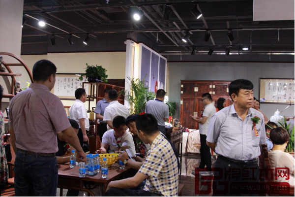新店開業現場人山人海,熱鬧非凡 新店開業現場人山人海,熱鬧非凡