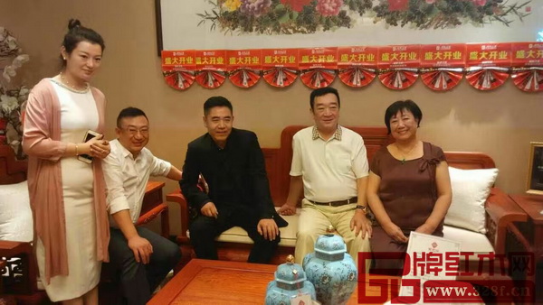 著名演員陳寶國(guó)（左三）與紫光閣紅木董事長(zhǎng)牛四福夫婦（右二右一）、總經(jīng)理牛大順（左二）、青島店總經(jīng)理付惠美（左一）在紫光閣紅木青島店合影留念